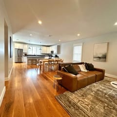 Modern Home, 5BR, 4.5 bath, King Beds, 2 Kitchens