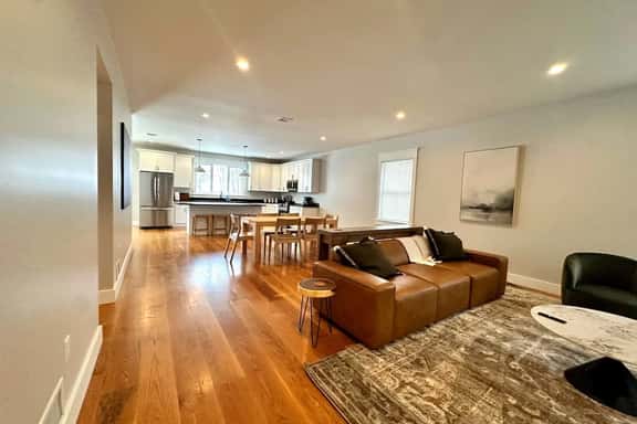 Modern Home, 5BR, 4.5 bath, King Beds, 2 Kitchens - Image 1