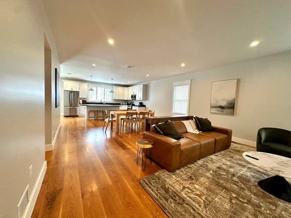 Modern Home, 5BR, 4.5 bath, King Beds, 2 Kitchens - Image 1